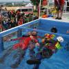 Die Wasserwacht Steppach feierte ihr 40-jähriges Bestehen im Rahmen des Bismarckturmfests. Bei einer Rettungsübung der Wasserrettungs-Hundestaffel der befreundeten Wasserwacht aus der Stadt Augsburg im Tauchcontainer mit Marco Greiner (roter Helm) war auch Hund Buddy dabei. 