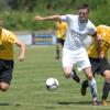 Volle Konzentration: Berg im Gaus Toptorjäger Tobias Nabe (Mitte) hatten die Untermaxfelder Michael Karmanski (links) und Stephan Semmler (rechts) am vergangenen Wochenende im Griff. Morgen wartet im Halbfinale der SV Grasheim mit seinem Trainer und Goalgetter Tobias Bauer.  
