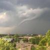 Hier ist möglicherweise ein Tornado über Hamburg im Stadtteil Bramfeld zu sehen. Die Hamburger Feuerwehr hat wegen eines schweren Unwetters im Osten der Stadt den Ausnahmezustand erklärt.