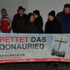 Die, die nicht zur Veranstaltung in der Halle zugelassen wurden, demonstrierten mit Plakaten – allen voran die Bürgerinitiative „Rettet das Donauried“.  	