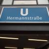 Der Mann soll Ende Oktober 2016 unvermittelt eine Passantin eine Treppe im U-Bahnhof Hermannstraße hinuntergetreten haben.