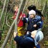 Das Konzept der naturnahen Kinderbetreuung unter freiem Himmel wird von vielen Biberbacher Eltern favorisiert. Der Gemeinderat signalisiert Unterstützung. Unser Bild zeigt die Kleinen des Waldkindergartens Leitershofen. 