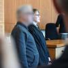 Der Heilpraktiker Klaus R. (l) und seine Anwältin Ursula Bissa stehen vor Prozess-Beginn im Landgericht Krefeld. Der 61-Jährige ist wegen fahrlässiger Tötung in drei Fällen und Verstoßes gegen das Arzneimittelgesetz angeklagt.