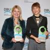 Klimaforscherin Friederike Otto (r) und Unternehmerin Dagmar Fritz-Kramer haben den Deutschen Umweltpreis erhalten.