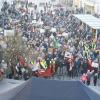 Phasenweise haben nach Schätzungen der Polizei am Samstagnachmittag bis zu 2200 Menschen auf dem Aichacher Stadtplatz für Demokratie und Freiheit demonstriert.