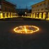 Bei einer Friedenskundgebung in Asbach-Bäumenheim wurde aus Lichtern dieses Friedenszeichen auf dem Marktplatz geformt. 