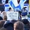 «Lasst die Geiseln frei»: Eine Demonstrantin mit einem Transparent auf der Kundgebung «Jüdisches Leben Berlin» für Israel und gegen Antisemitismus.