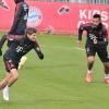 Thomas Müller (l) und Eric Maxim Choupo-Moting vom FC Bayern München trainieren auf dem Vereinsgelände an der Säbener Strasse.