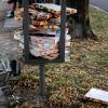 Die Pizzakartons stapeln sich in und neben den Mülleimern bayerischer Parks.