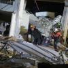 Erdbeben auf den Philippinen: Rettungskräfte suchen in einem eingestürzten Gebäude nach Überlebenden.
