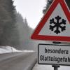 Sicher ans Ziel kommen, das wollen im Winter alle. Für Ärger sorgt bei vielen Autofahrern aber Rollsplitt, der das Auto beschädigt. 