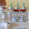 Impfstoff-Dosen von AstraZeneca stehen im Impfzentrum für die Corona-Schutzimpfung bereit.