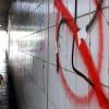 Hakenkreuz-Schmierereien wie diese am Oberhauser Bahnhof findet man immer wieder. In sozialen Medien häufen sich Fälle, in denen Jugendliche verfassungsfeindliche Symbole posten.