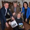 Mit Jürgen Eisen, Wolfgang Ostermann und Susanne Kränzle-Riedl (hinten von links)
besuchten drei amtierende Bürgermeister den Altbürgermeister Valentin Mayer zum 103. Geburtstag. 