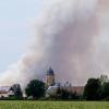Rauch eines Waldbrandes steigt im Juni über dem Dorf Lichtensee in Sachsen auf. 