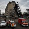 Feuerwehrleute sind nach einer Gasexplosion auf dem Dach eines Gebäudes des La Doua University Campus in Villeurbanne bei Lyon im Einsatz.