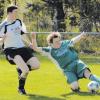 Voller Einsatz steht bei den Fußball-B-Klassisten am Wochenende an. Denn über Ostern müssen die meisten Clubs gleich doppelt ran. Straßberg (grün) grätscht zuerst gegen Hainhofen und dann gegen Gessertshausen. Die SpVgg Langenneufnach bekommt es mit den Spitzenreitern Bobingen 2 und Königsbrunn zu tun.  