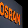 Das Logo von Osram hängt im Kongresszentrum der Messe in München.