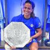 „First game, first win, first trophy“: Melanie Leupolz feiert den Supercup-Sieg des FC Chelsea. 	
