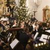 Ein stimmungsvolles Konzert gab das Gesamtorchester des Musikvereins Thierhaupten unter der Leitung ihres Dirigenten Andreas Glatzmaier (rechts) in der weihnachtlich geschmückten Pfarrkirche St. Peter und Paul.