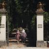 Paola und Lorenza Mazzetti in der Auffahrt der Villa Il Focardo - dort, wo vor mehr als 70 Jahren das Massaker passierte.