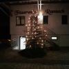 Der Christbaum vor dem Ramsacher Feuerwehrhaus ist aufgrund des windigen Wetters nur mit einer Lichterkette geschmückt. Das soll sich mithilfe der Anwohnenden demnächst ändern.