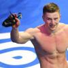 Adam Peaty feiert seinen Halbfinalsieg und den neuen Weltrekord über 50 Meter Brust.