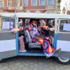 Zehn Hippies mussten in einem alten VW-Bus eine Runde um den Marienplatz drehen.