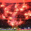 Fans von Dynamo Dresden zünden im Hamburger Volksparkstadion ein Feuerwerk.