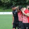 Besorgte Gesichter beim TSV Meitingen. Trainer Senis Buja (links) und Emanuel Chouiloulidis (rechts) führen der verletzten Simon Kewitz vom Feld.