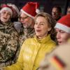 Verteidigungsministerin Ursula von der Leyen singt mit Soldatinnen und Soldaten der Bundeswehr auf dem Weihnachtsmarkt im afghanischen Masar-i-Scharif Weihnachtslieder.