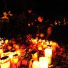 Kerzen erleuchten den Tatort: Nach dem Mord an Mathias Vieth zeigten viele Augsburger ihr Mitgefühl.