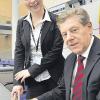 Lisa Lamprecht und Bundestagsvizepräsident Eduard Oswald am Präsidententisch im Bundestag.  