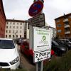 Zwei Carsharing-Autos von Conficars stehen auf dem Parkplatz des Neu-Ulmer Rathauses, in Ulm könnten schon bald sechs weitere Fahrzeuge des Unternehmens dazukommen.