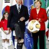 2006 ist Franz Beckenbauer Organisationschef der WM. Er hat die Fifa überzeugt, dass die Weltmeisterschaft wieder in Deutschland stattfindet. 