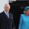König Charles III. von Großbritannien und Königsgemahlin Camilla kommen am Flughafen an.