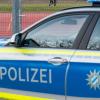 In Friedberg verursacht ein Unbekannter einen Schaden von etwa 2000 Euro und flieht nach Angaben der Polizei.