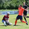 Viel öfter als ihm lieb sein konnte stand Reisensburgs Torwart Dominik Tausch im Eröffnungsspiel gegen den FC Günzburg im Mittelpunkt. Hier klärt er gegen Benjamin Wahl.