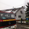 Bei einem Brand in einem Einfamilienhaus in Holzheim ist am Samstagvormittag das Obergeschoss ausgebrannt.