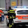 Ein Feuerwehrmann begleitet nach dem Brand in einer Behindertenwerkstatt in Titisee-Neustadt vor einer Behindertenwerkstatt einen Verletzten.