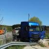 Ein Lastwagen kam bei Illerberg-Thal von der Straße ab.