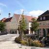 Der westlich Eingang zur Altstadt wurde neu gestaltet. Jetzt soll sich auch in der Stadtbücherei (rechts) und im Mauritia-Febronia-Gymnasium (links) bald etwas tun, um mehr Leben auf den Platz zu bringen. 	