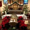 Das Jesuskind bildet den Mittelpunkt: die katholische Kirche St. Stephan in Kissing an Weihnachten 2020.