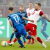 Der Düsseldorfer André Hoffmann (r) kommt vor Heidenheims Florian Pick an den Ball.