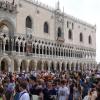 Touristen vor dem Dogenpalast in Venedig.