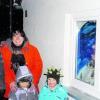 Arno und Antje Lindner haben mit Tochter Mina und Philipp an ihrem Haus ein eigenes "Adventstürchen" geschmückt. Es ist Teil des Langenneufnacher Adventskalenders. 