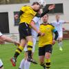 Vollen Einsatz zeigte Gersthofens Daniel Biehal, der kurzfristig in die Mannschaft rückte. Rechts Kapitän Stefan Schnurrer, der Schütze des 0:1. 	