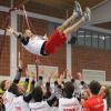 Die Turner des TSV Pfuhl lassen ihren Trainer Roland Zaksauskas nach dem Aufstiegserfolg in Monheim hochleben. Auch im Anschluss feierten die Sportler weiter – bis tief in den nächsten Morgen. 	