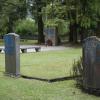 Auf dem KZ-Friedhof „Kaufering Süd“ nördlich der Marktgemeinde wurden Grabsteine, Mauern und Sitzbänke mit blauem Spraylack beschmiert. 