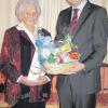 Meitingens Bürgermeister Michael Higl gratulierte Angela Klinger aus Herbertshofen zum 90. Geburtstag.  
